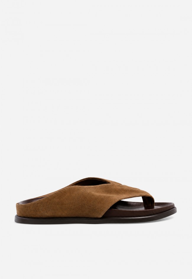 Sandalia plana de piel marrón Inuovo E36007 – elegancia relajada para tus looks de verano