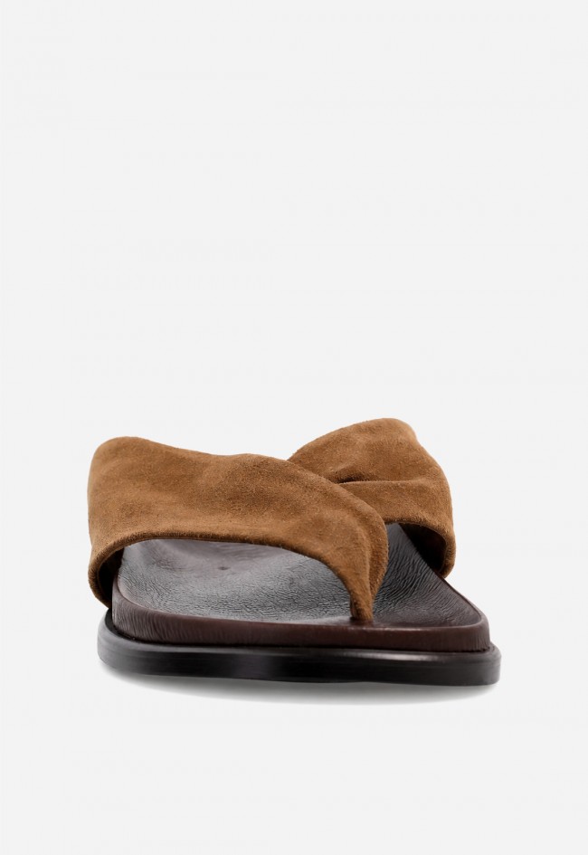 Sandalia plana de piel marrón Inuovo E36007 – elegancia relajada para tus looks de verano