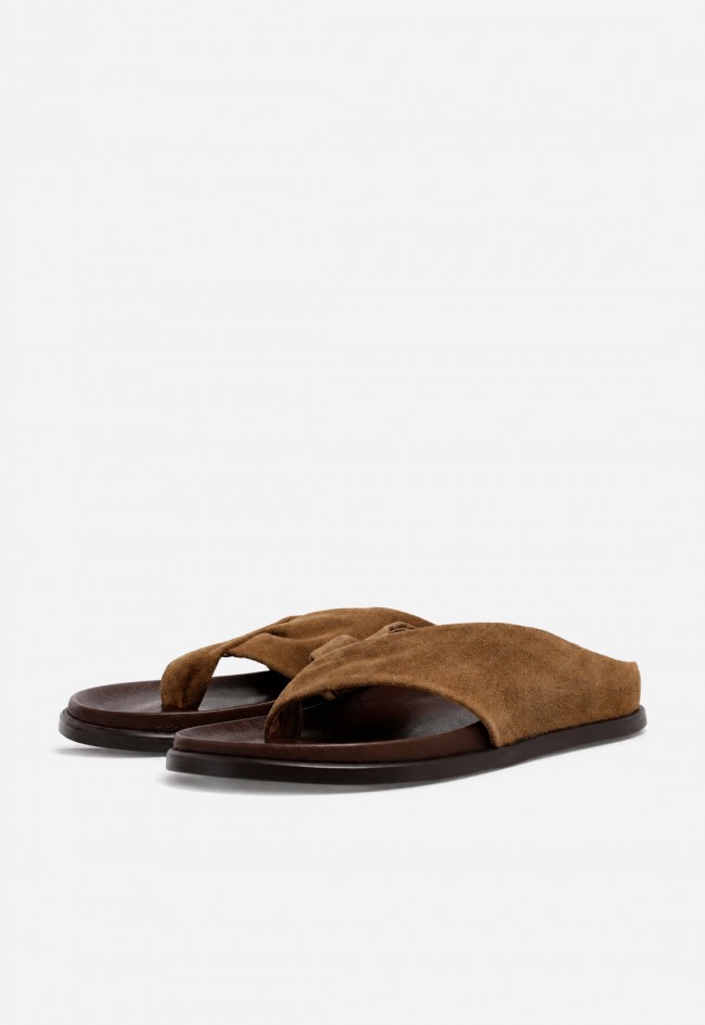 Sandalia plana de piel marrón Inuovo E36007 – elegancia relajada para tus looks de verano