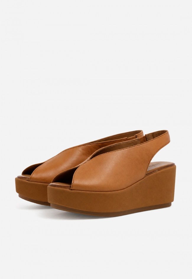 Sandalia cuña de piel cuero Inuovo 123133 con plataforma – eleva tus looks con estilo natural