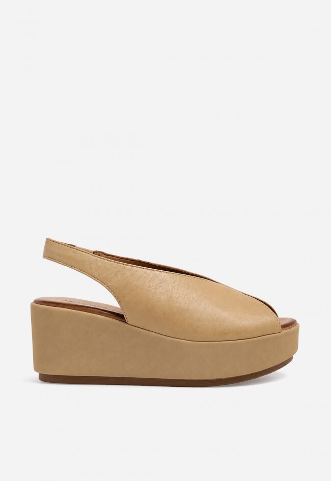 Sandalia cuña de piel crema Inuovo 123133 con plataforma – elegancia natural para destacar