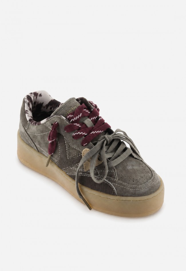 Zapatillas Victoria Turín de mujer en serraje kaki con plataforma para elevar tu estilo diario