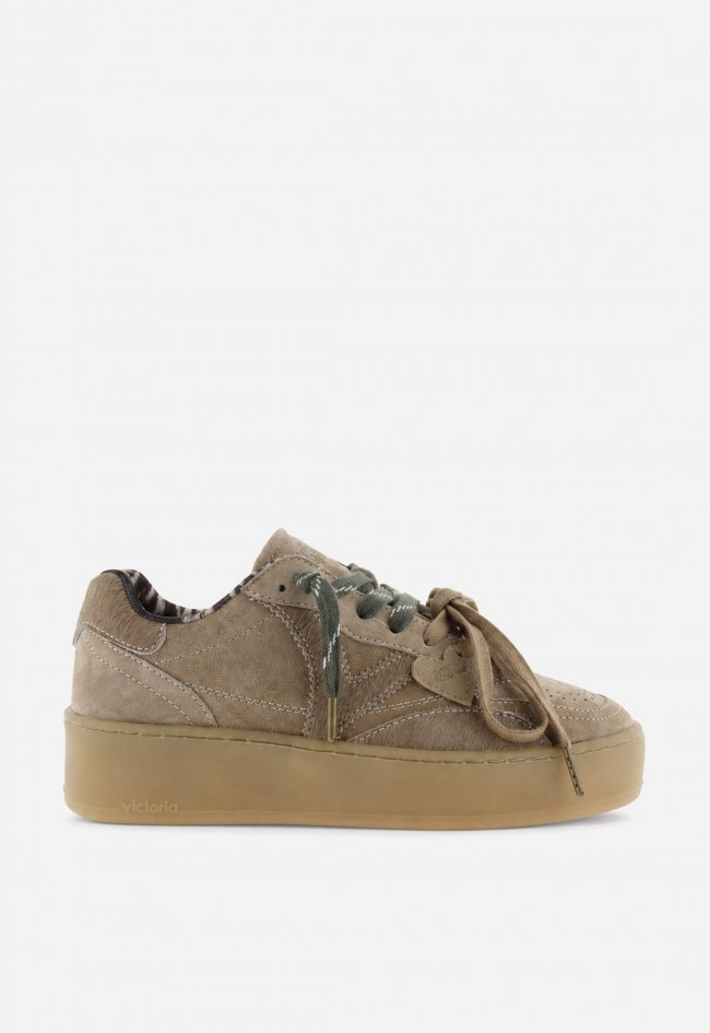 Zapatillas Victoria Turín de mujer en serraje beige con plataforma para elevar tus looks más naturales