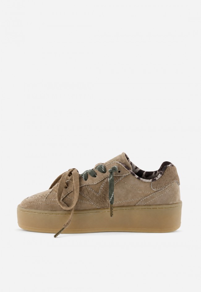 Zapatillas Victoria Turín de mujer en serraje beige con plataforma para elevar tus looks más naturales