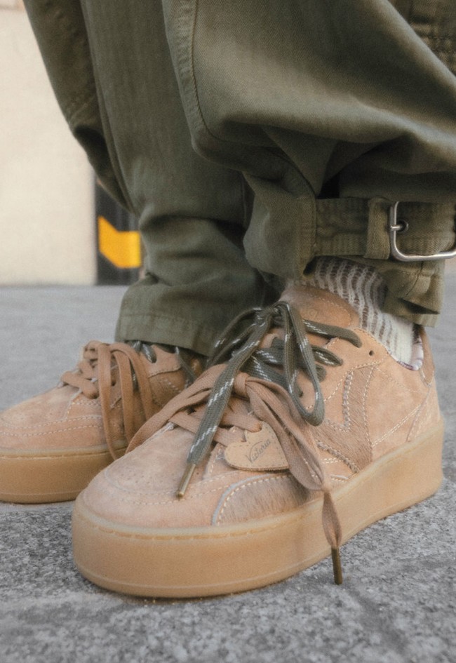 Zapatillas Victoria Turín de mujer en serraje beige con plataforma para elevar tus looks más naturales