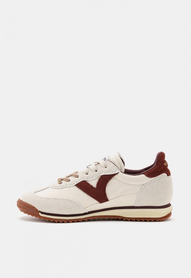 Zapatillas Victoria Saturno de mujer en color crema con doble cordón para dar impulso a tu estilo diario