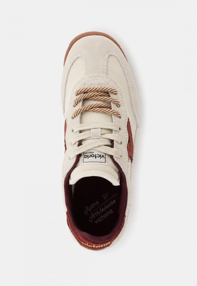 Zapatillas Victoria Saturno de mujer en color crema con doble cordón para dar impulso a tu estilo diario