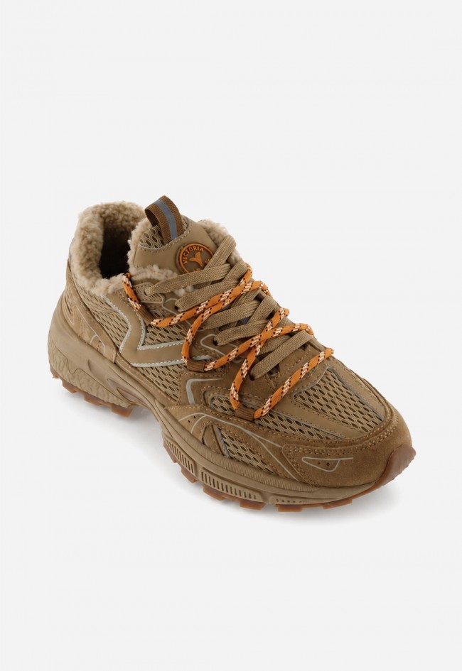 Zapatillas Victoria Mythos Trail de mujer beige con borreguito para llegar más lejos con estilo