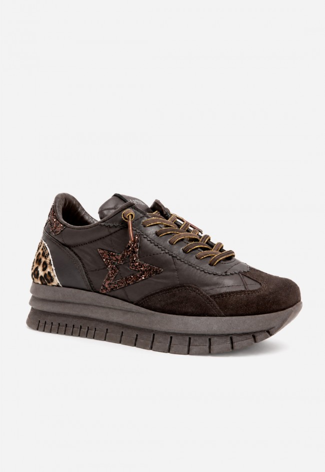 Zapatillas Cetti C-1259 de mujer chocolate con detalles glitter para brillar con estilo propio