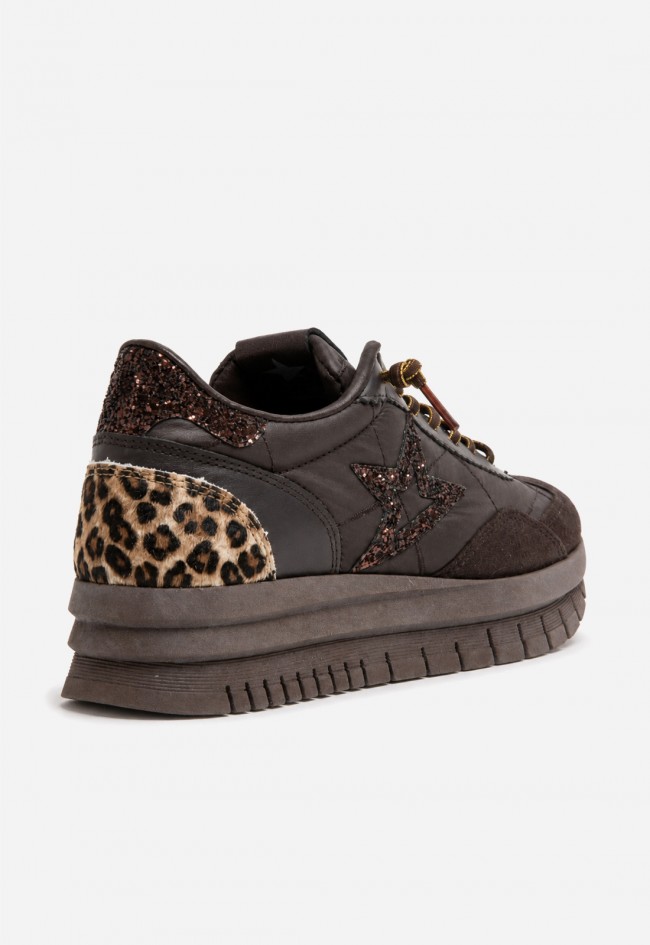 Zapatillas Cetti C-1259 de mujer chocolate con detalles glitter para brillar con estilo propio