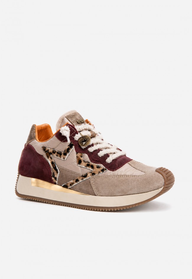 Zapatillas Cetti C-1375 de mujer beige con detalles animal print para caminar con actitud