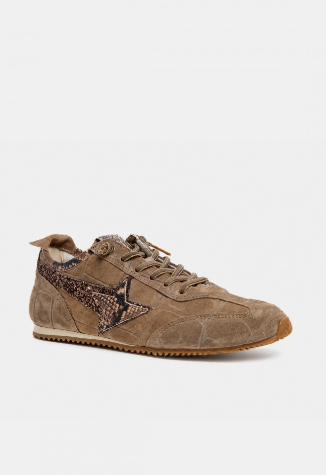 Zapatillas Cetti C-1409 de mujer taupe con detalles animal print para caminar con elegancia