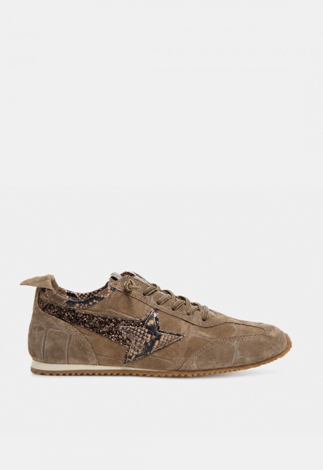 Zapatillas Cetti C-1409 de mujer taupe con detalles animal print para caminar con elegancia