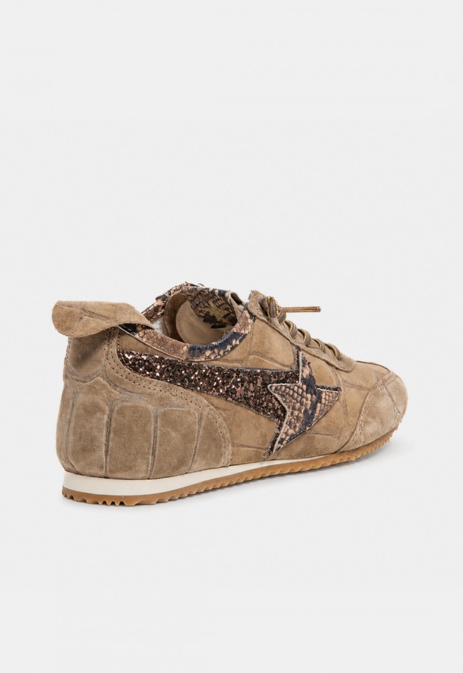 Zapatillas Cetti C-1409 de mujer taupe con detalles animal print para caminar con elegancia