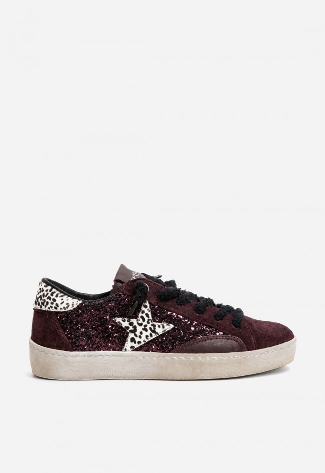 Zapatillas Cetti C-1342 de mujer burdeos con glitter y estrella animal print para brillar a cada paso