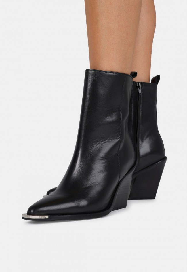 Botines Bronx New-Kole de piel negros para mujer con tacón bloque y estilo sofisticado