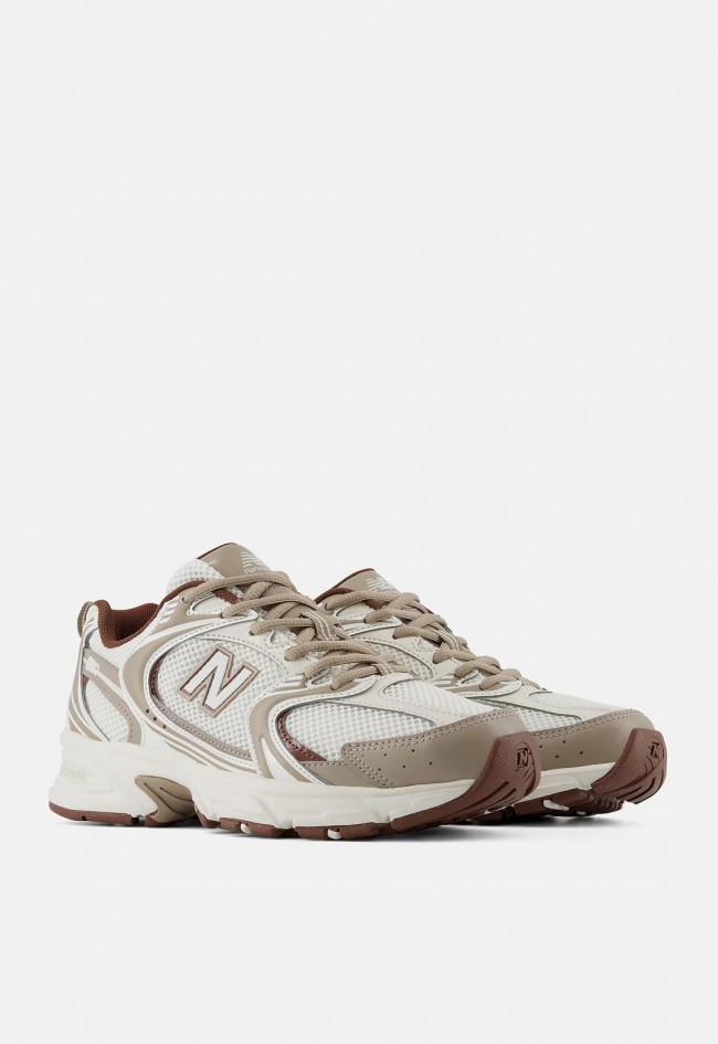 Zapatillas New Balance 530 de mujer blancas y beige para caminar con estilo retro