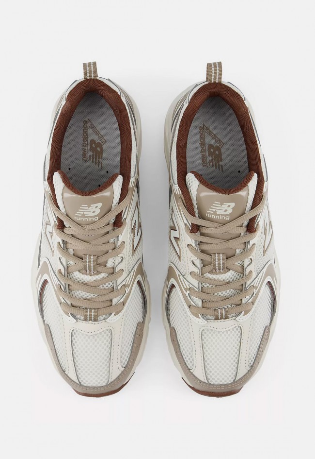 Zapatillas New Balance 530 de mujer blancas y beige para caminar con estilo retro