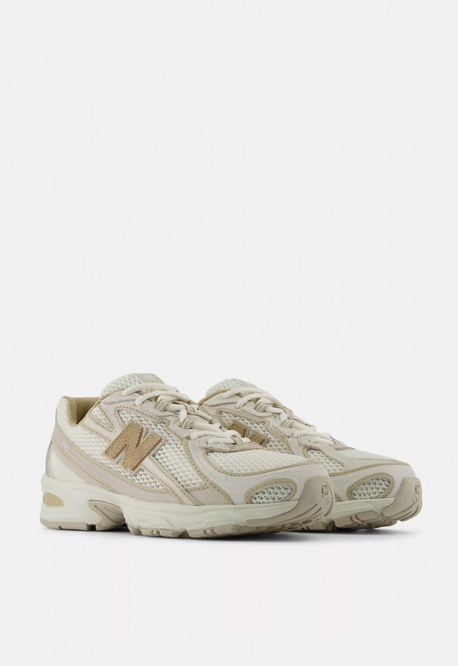 Zapatillas New Balance 740 de mujer blancas con refuerzos de ante para afrontar el día con estilo