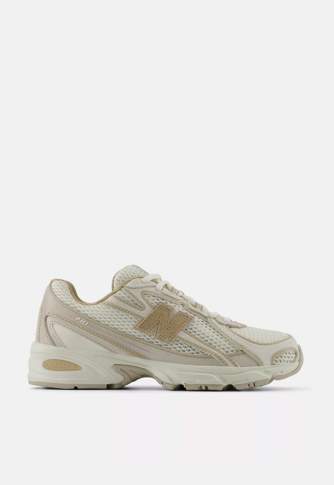 Zapatillas New Balance 740 de mujer blancas con refuerzos de ante para afrontar el día con estilo