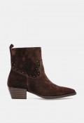 Botín cowboy de mujer Glo Alya de piel marrón chocolate con tachuelas, estilo campero con personalidad