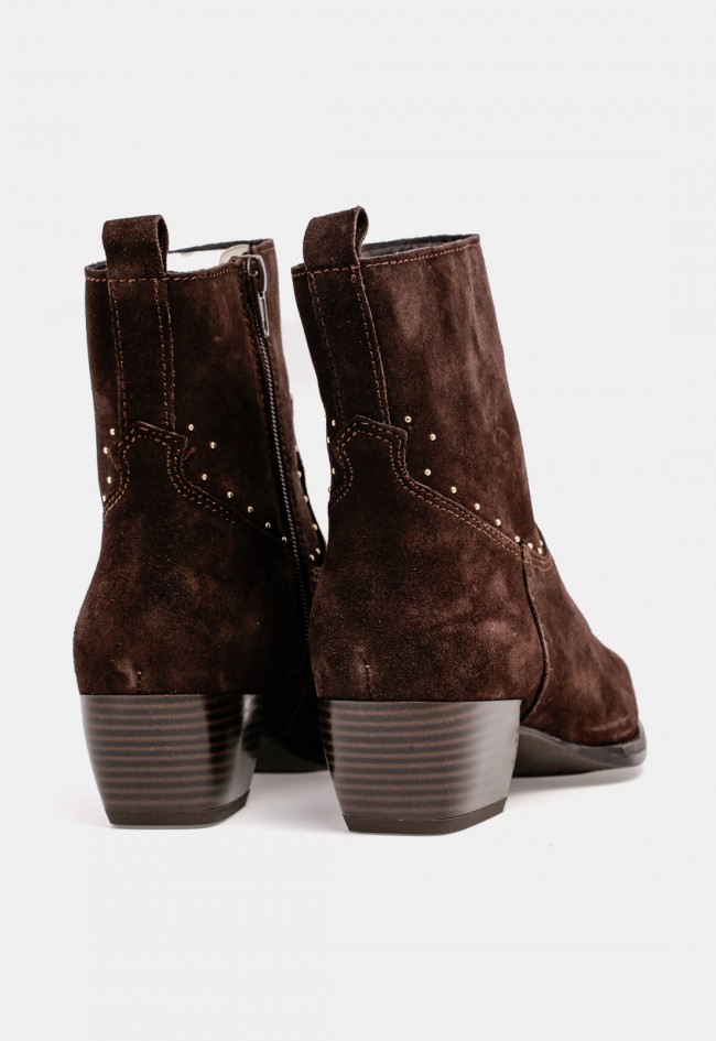 Botín cowboy de mujer Glo Alya de piel marrón chocolate con tachuelas, estilo campero con personalidad