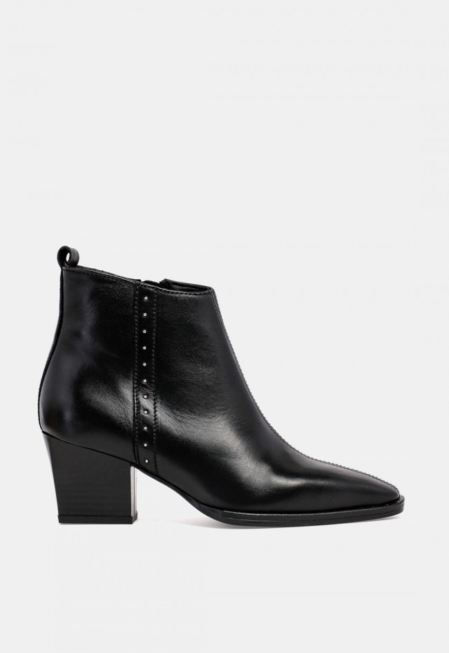 Botín campero de mujer Glo Anayet de piel negra con tachuelas, elegancia con carácter
