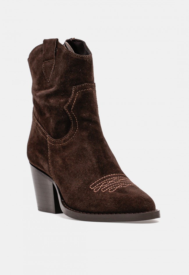 Botín cowboy de mujer Glo 6540 de piel marrón chocolate con tacón, un diseño western con carácter