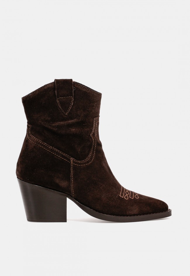 Botín cowboy de mujer Glo 6540 de piel marrón chocolate con tacón, un diseño western con carácter