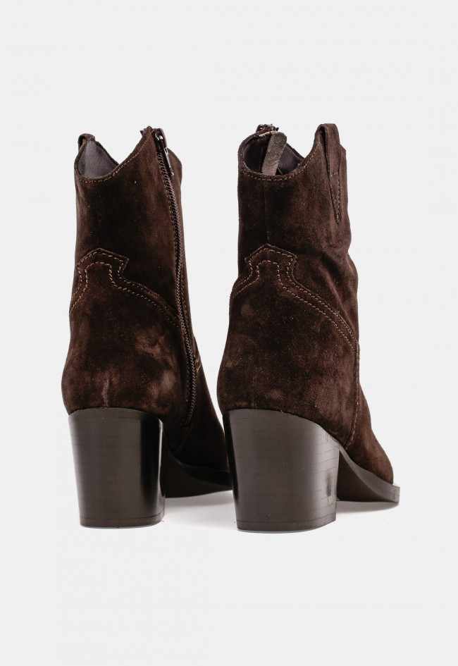 Botín cowboy de mujer Glo 6540 de piel marrón chocolate con tacón, un diseño western con carácter