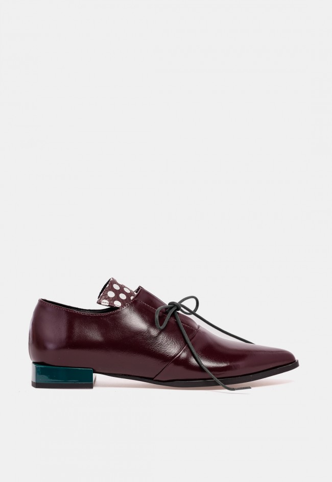 Zapato de mujer Glo Katy de piel burdeos con cordones y detalle de lunares, diseño exclusivo