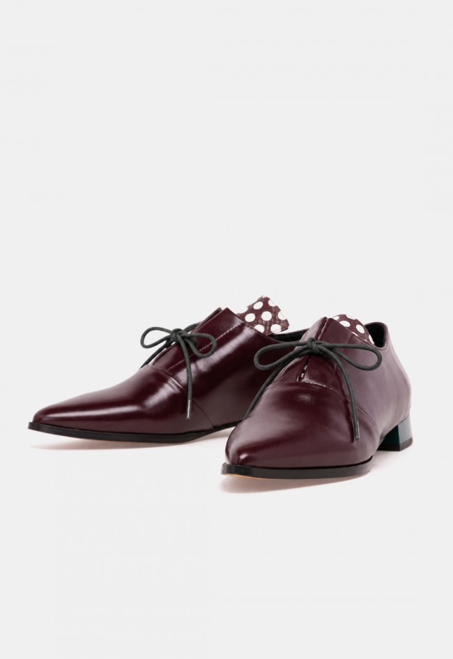 Zapato de mujer Glo Katy de piel burdeos con cordones y detalle de lunares, diseño exclusivo