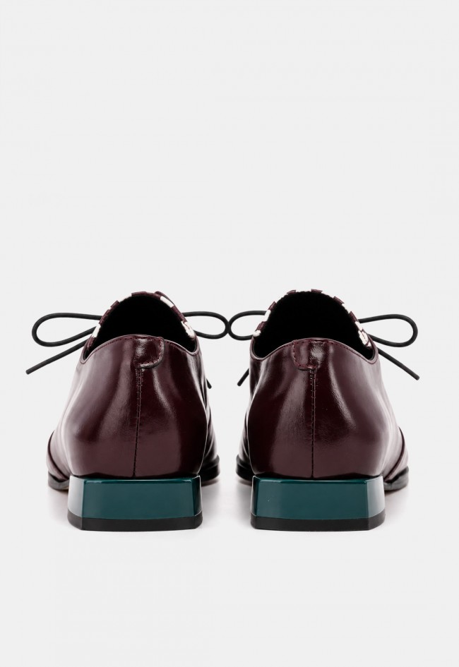Zapato de mujer Glo Katy de piel burdeos con cordones y detalle de lunares, diseño exclusivo
