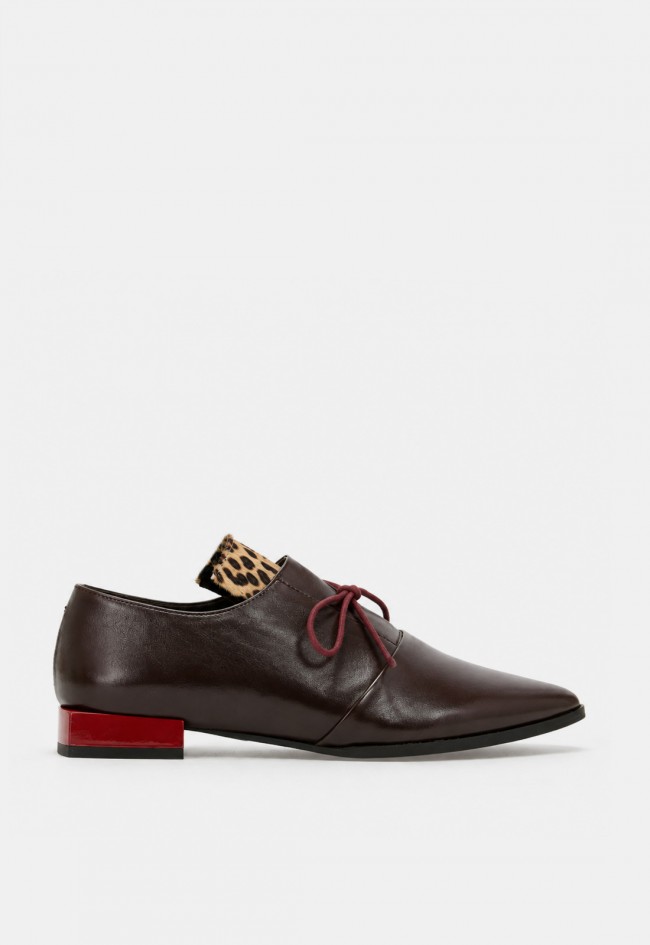 Zapato de mujer Glo Katy de piel marrón chocolate con cordones y detalle animal print, diseño exclusivo
