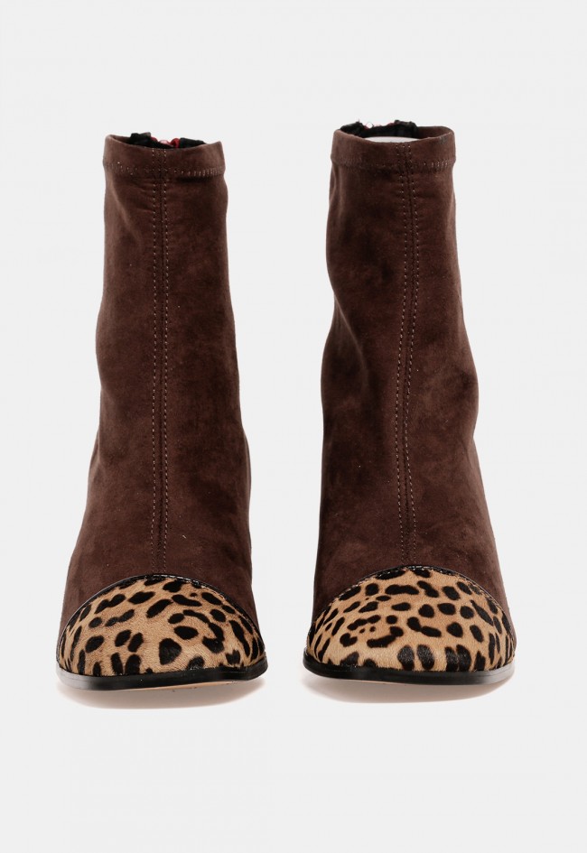 Botín de mujer Glo Punt de piel marrón chocolate con detalle animal print, diseño exclusivo