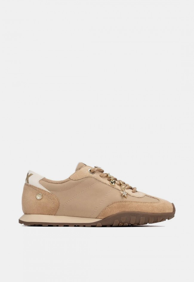 Zapatilla casual de mujer Xti 14614604 en material sintético beige, comodidad y estilo diario