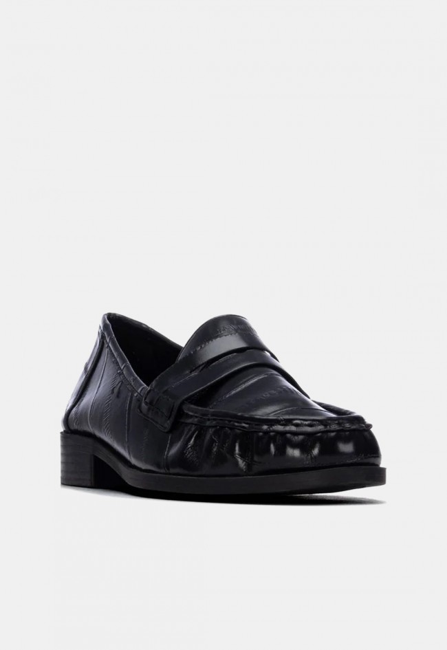 Mocasín de mujer Xti 14643001 en material sintético brillante negro, un clásico renovado