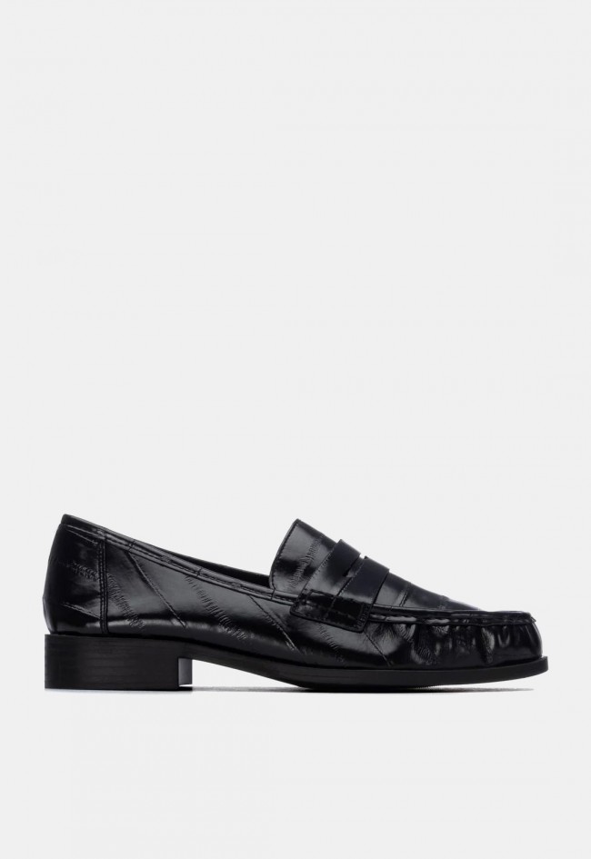 Mocasín de mujer Xti 14643001 en material sintético brillante negro, un clásico renovado