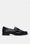 Mocasín de mujer Xti 14643001 en material sintético brillante negro, un clásico renovado