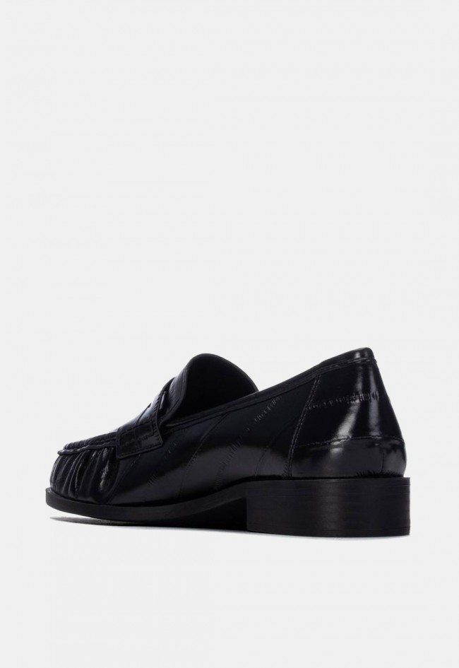 Mocasín de mujer Xti 14643001 en material sintético brillante negro, un clásico renovado