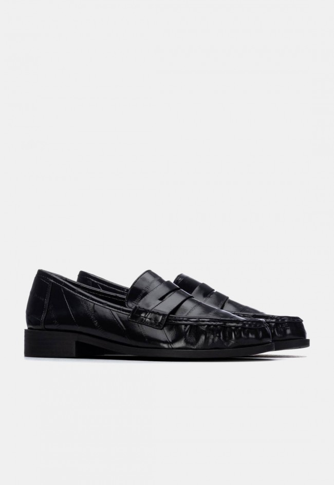 Mocasín de mujer Xti 14643001 en material sintético brillante negro, un clásico renovado
