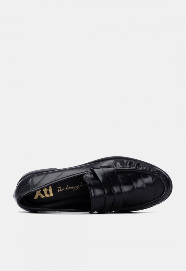 Mocasín de mujer Xti 14643001 en material sintético brillante negro, un clásico renovado
