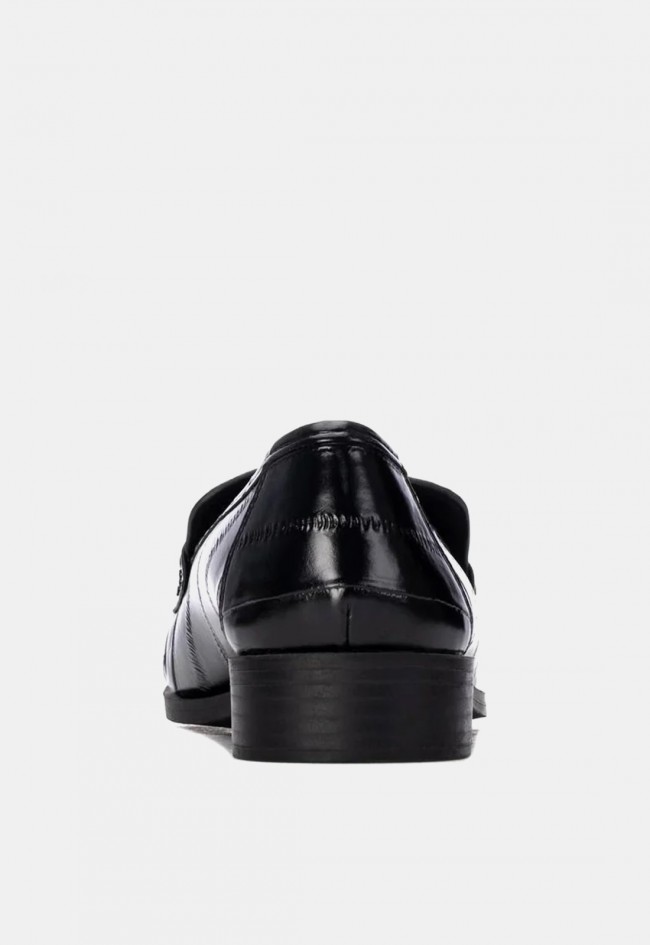 Mocasín de mujer Xti 14643001 en material sintético brillante negro, un clásico renovado