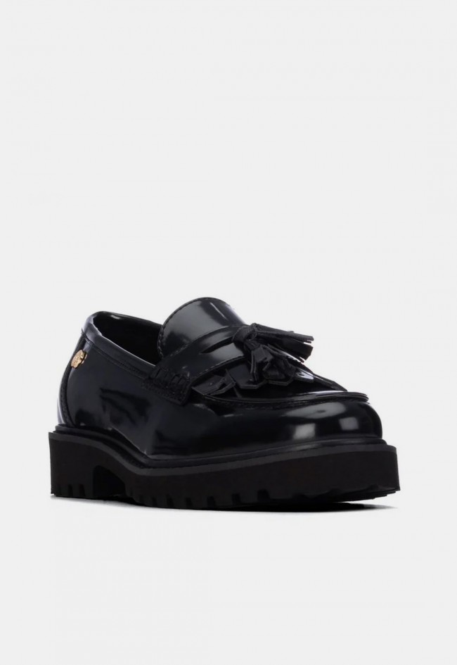 Mocasín de mujer Xti 14630001 en material sintético negro con borlas, un clásico renovado