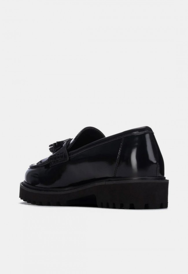Mocasín de mujer Xti 14630001 en material sintético negro con borlas, un clásico renovado