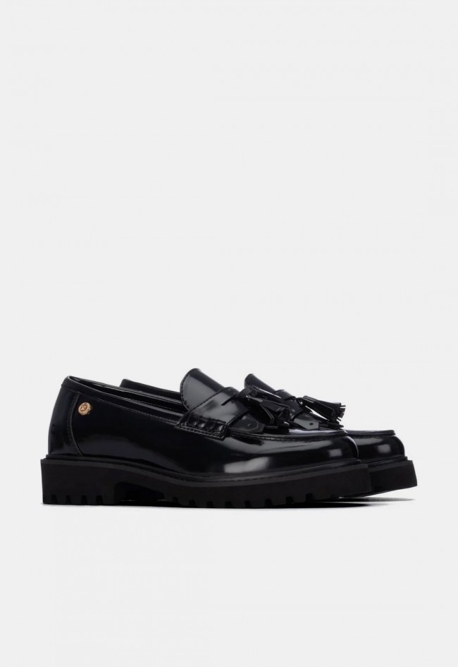 Mocasín de mujer Xti 14630001 en material sintético negro con borlas, un clásico renovado