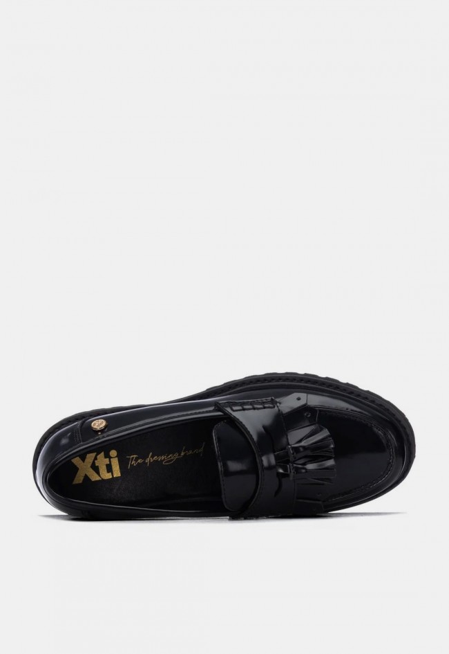 Mocasín de mujer Xti 14630001 en material sintético negro con borlas, un clásico renovado