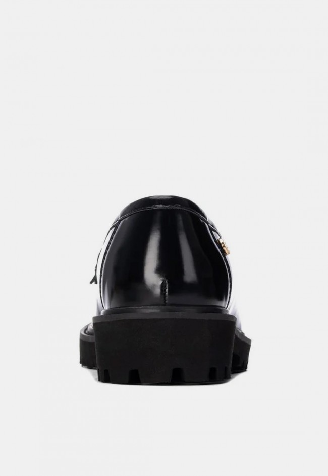 Mocasín de mujer Xti 14630001 en material sintético negro con borlas, un clásico renovado