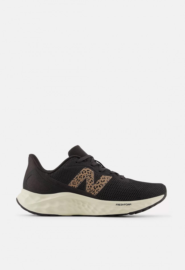 Zapatilla de running de mujer New Balance Fresh Foam Arishi v4 negra con detalle animal print, amortiguación suave