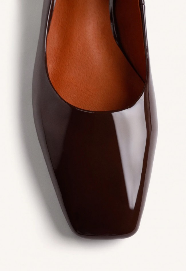 Zapato Mary Jane Gioseppo de mujer marrón efecto charol con tacón bloque, elegancia y estilo actual